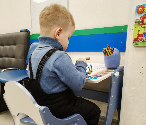 мальчик за столиком.jpg мальчик за столиком.jpg